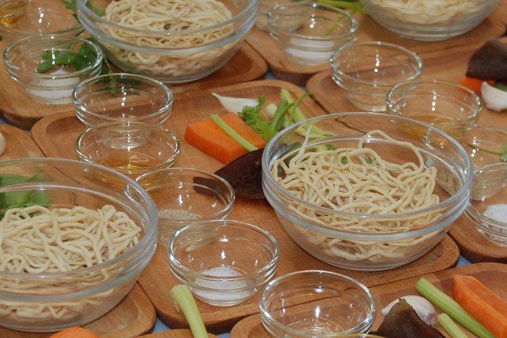 「小籠包、ごま油のしいたけ鶏にゅうめん、細切り押し豆腐の冷製あえ物、タピオカミルクティー」台湾の伝統グルメ体験-A(Taipei Cooking Class)