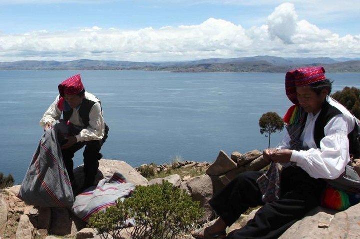 Tour Uros e Taquile em lancha (dia inteiro)