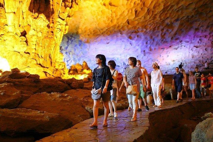 ハノイからのホテル送迎を含むグループハロン湾日帰りクルーズ