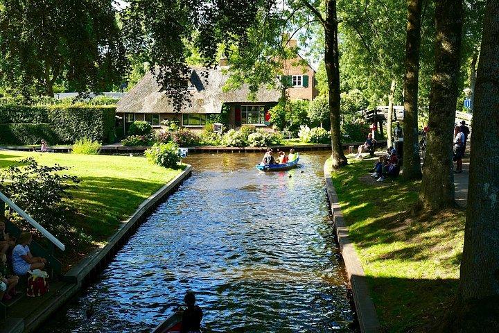 Dutch Tulip Fields & Giethoorn: アムステルダム発プライベートツアー