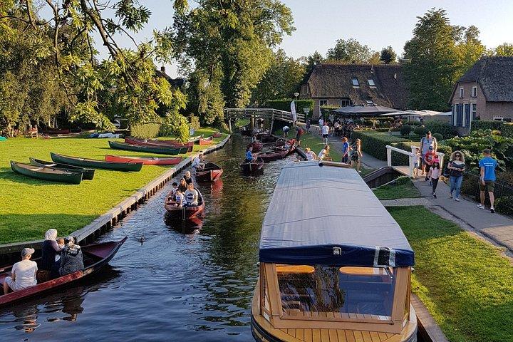 Dutch Tulip Fields & Giethoorn: アムステルダム発プライベートツアー