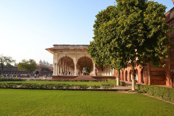 Same Day Taj Mahal Trip with Local Lunch (By Train)