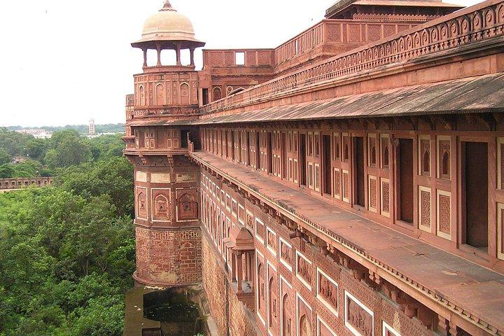 Same Day Taj Mahal Trip with Local Lunch (By Train)