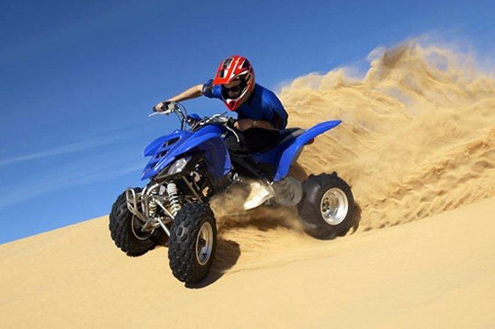 Safari serale nel deserto con dune bashing, giro in cammello, sandboard