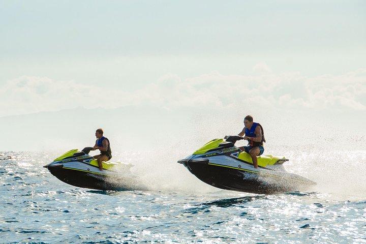 Wassersportpaket mit 40 min. Jet Ski und Parasailing 1 Person