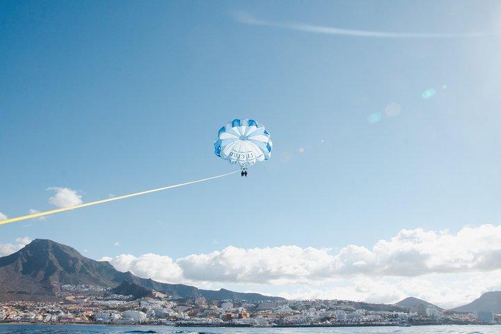 テネリフェ島でのパラセーリング