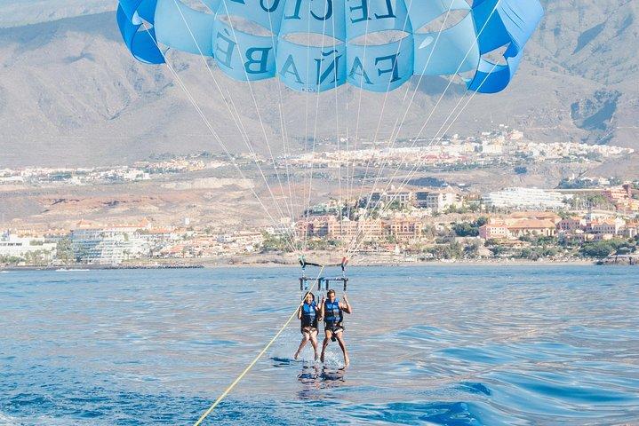 テネリフェ島でのパラセーリング
