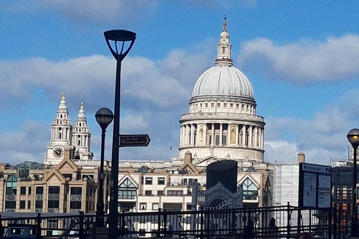 Private Arrival Transfer: Gatwick Airport to Central London