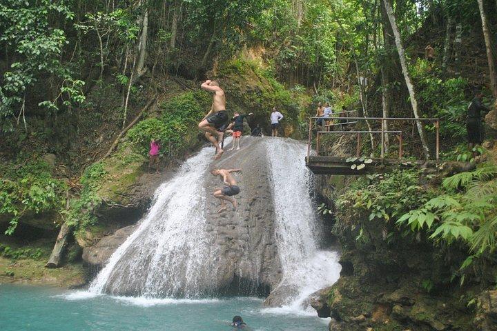 ブルーホールとシークレットフォールズの日帰り旅行とラナウェイベイからのショッピング