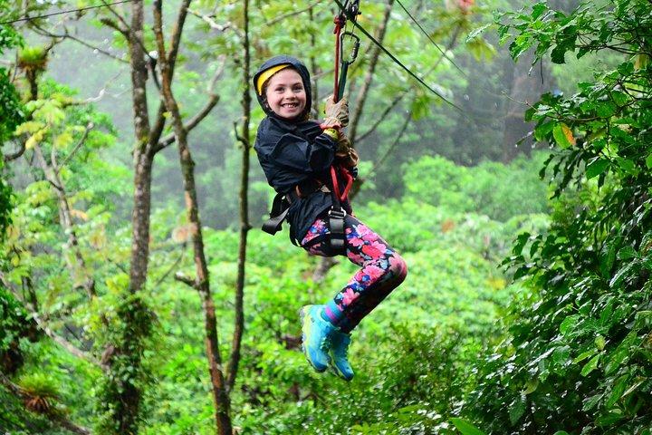 アレナル火山の麓でキャノピーとターザンスイングを楽しむ