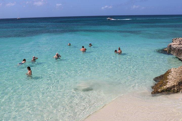 Aruba UTV, ATV Adventure to Beach with Cliff Jumping（アルバUTV、ATVアドベンチャー・トゥ・ビーチ、クリフジャンプ付き）