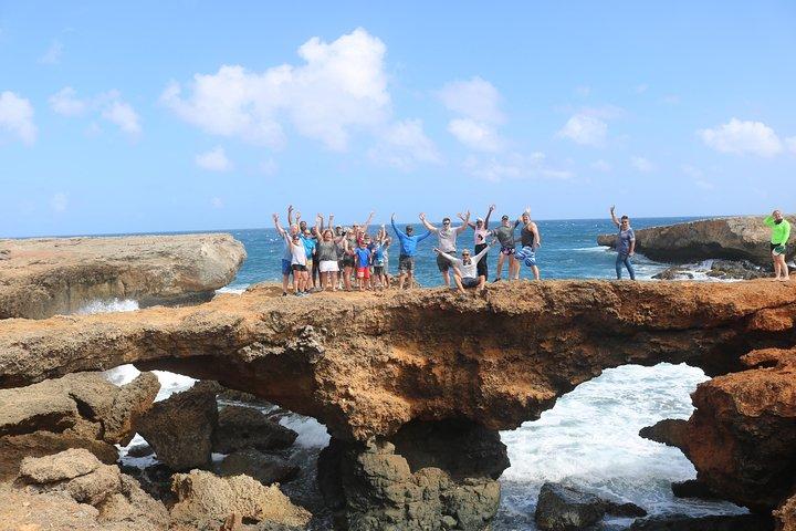 Aruba UTV, ATV Adventure to Beach with Cliff Jumping（アルバUTV、ATVアドベンチャー・トゥ・ビーチ、クリフジャンプ付き）