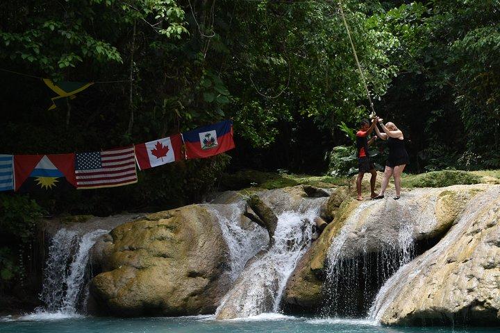 Blue Hole och Secret Falls Day Trip plus shopping från Montego Bay Hotels