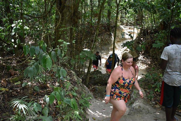 グランドパラディウムからのプライベートブルーホールとシークレットフォールズ日帰り旅行とショッピング