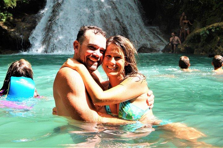 ブルーホールとシークレットフォールズの日帰り旅行とモンテゴベイのホテルからのショッピング
