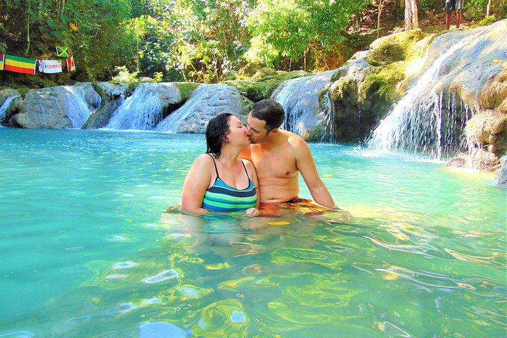 ブルーホールとシークレットフォールズの日帰り旅行とモンテゴベイのホテルからのショッピング