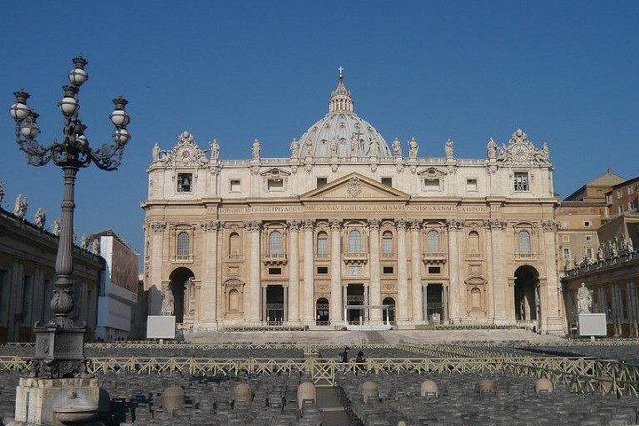 チャンピーノ空港からローマ中心部までバンで移動(または往復)