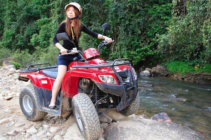 Rafting em bambu, passeio de quadriciclo e passeio na selva saindo de Phuket