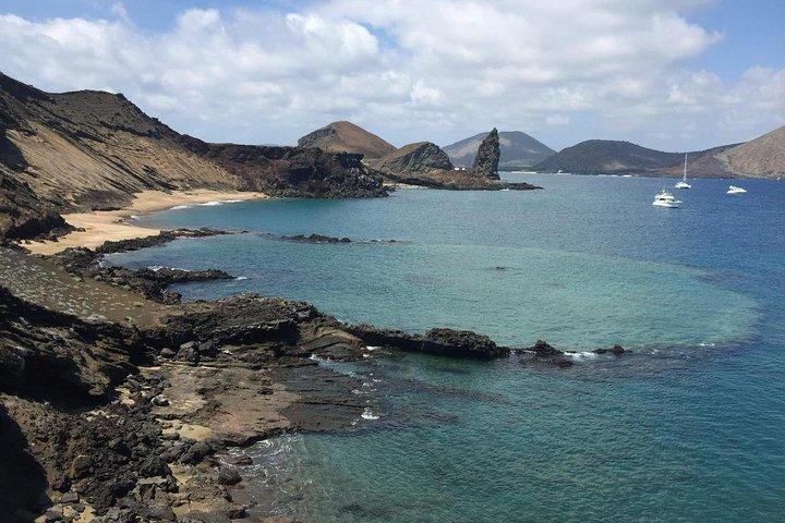 Tur til Bartolome Island + Bahia Sulivan