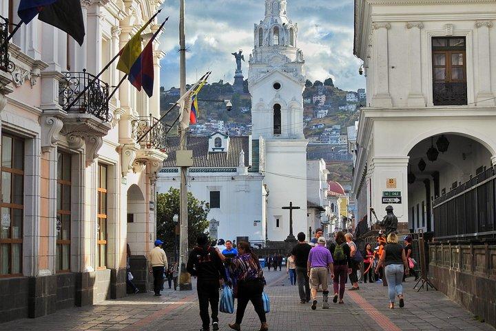 Private und personalisierte Stadtrundfahrt durch Quito Teleferico und die Mitte der Welt