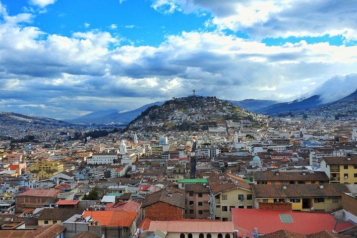Privé en gepersonaliseerde stadstour door Quito Teleferico en Middle of the World