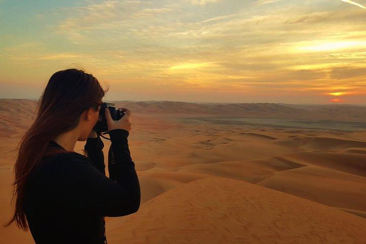Safari dans le désert au coucher du soleil dans le quartier vide
