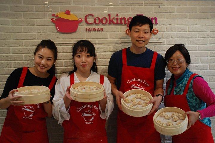 「小籠包、ごま油のしいたけ鶏にゅうめん、細切り押し豆腐の冷製あえ物、タピオカミルクティー」台湾の伝統グルメ体験-A (Taipei Cooking Class)