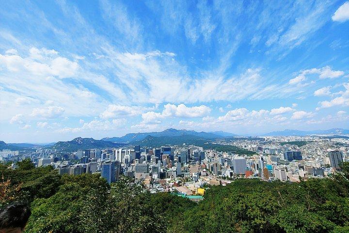 北漢山ハイキングとサウナスクラブサービスと韓国式バーベキュー付き韓国サウナツアー