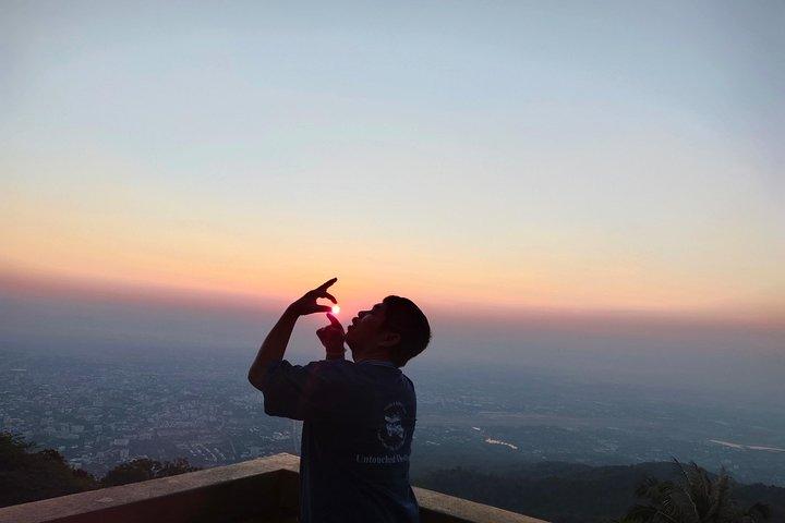 Tour espiritual al amanecer de Wat Phra That Doi Suthep con un ex monje