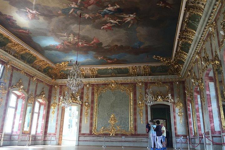 リガ発、バウスカ、ルンダレ、十字架の丘経由のビリニュスツアー