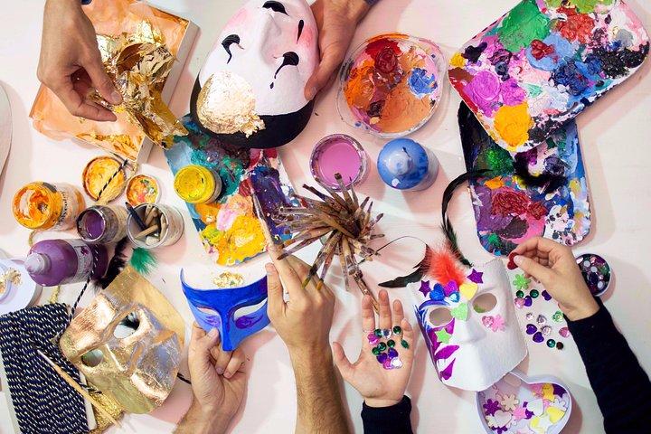 Workshop de fabricação de máscaras no coração de Veneza