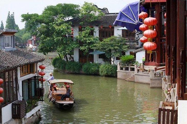 Shanghai Layover Tour til Zhujiajiao Water Town med Maglev Train Ride-option