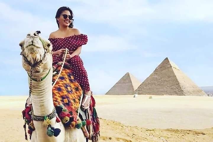 Kamel- oder Reiten in den Pyramiden von Gizeh