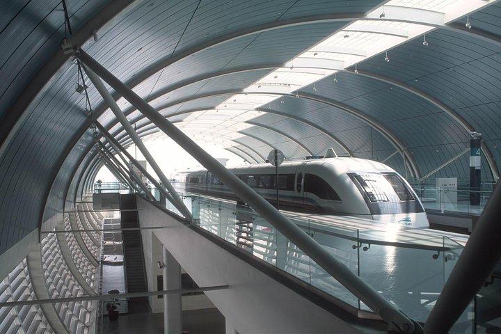 到着後は、高速の磁気浮上式鉄道で移動します：上海浦東国際空港からホテルまで
