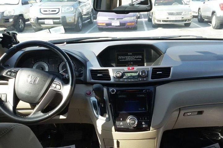 Auto / Minivan di lusso a 8 posti con autista - SOLO mezza/intera giornata a Dubai
