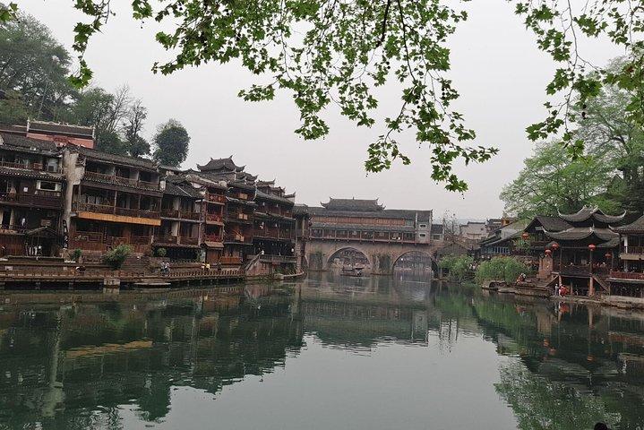 Longsheng (Longji) hotel til Zhangjiajie hotel og stopper ved Fenghuang gamle bydel