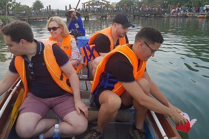 Hoi An Nightlife with Walking Tour, Night Market, Lantern Area, Sampan Boat ride