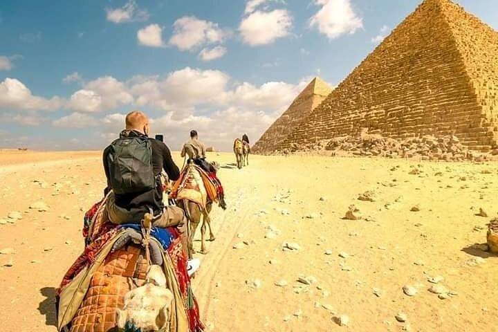 Kør med en kamel i pyramiderne