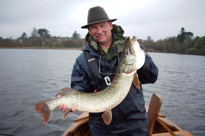 Pipe pesca de barco em Lough Corrib. Galway. Privados guiados.
