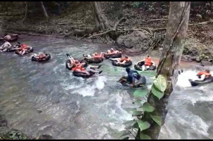 Jump and Tube - Blue Hole and Tubing från Ocho Rios