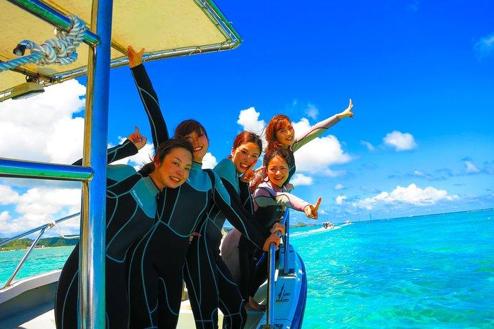 [Okinawa Blue Cave] Snorkling (bådtur, guidet charter) Meget tilfreds med den smukke butiks omfattende faciliteter (foto- og videooptagelsesservice inkluderet)
