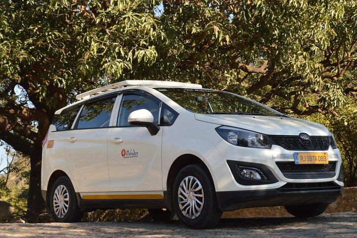 Trasferimento privato A / c Udaipur al Monte Abu (6 posti A / c Suv)
