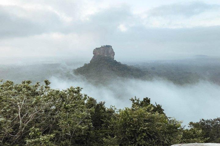 ポロンナルワからのシギリヤ ロック要塞オールインクルーシブ デイ ツアー