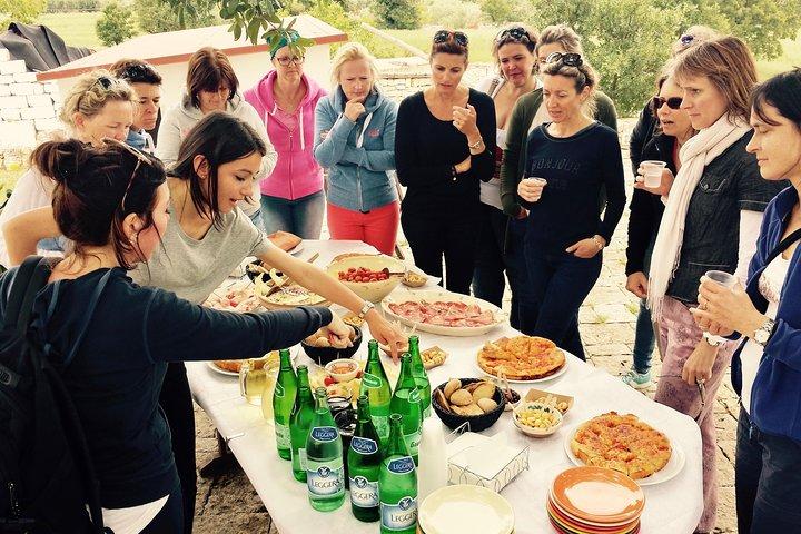 Excursão particular de bicicleta elétrica ao longo de Alberobello com almoço na Masseria local