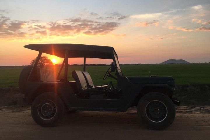 Pôr do sol de aldeia flutuante privada Kompong por jipe de guerra