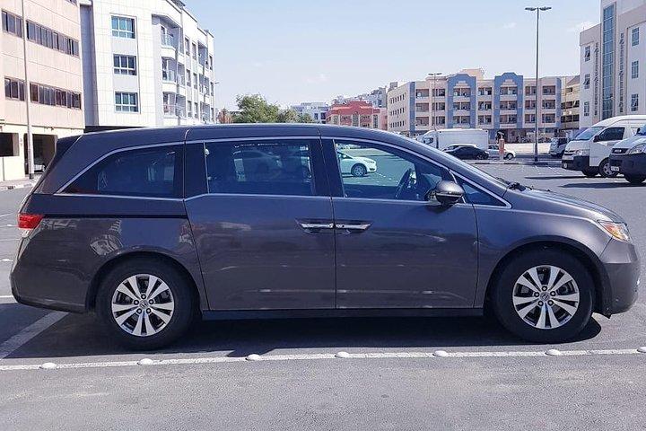 Auto / Minivan di lusso a 8 posti con autista - SOLO mezza/intera giornata a Dubai