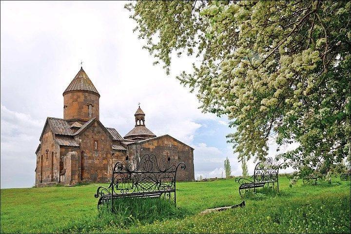 Tour em grupo: Amberd, Aragats, Lago Kari, Saghmosavank, Alfabeto