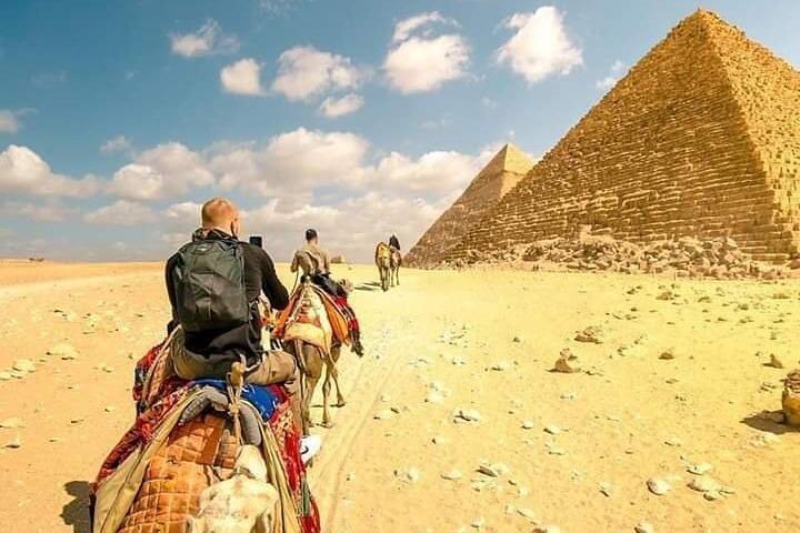 Explorez les pyramides à dos de chameau ou de cheval