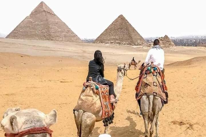 Kamel- oder Reiten in den Pyramiden von Gizeh
