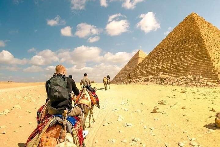 Kamel- oder Reiten in den Pyramiden von Gizeh